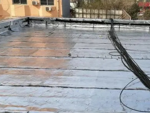 珠海卫生间漏水维修公司分享下珠海屋面楼顶防水刚性防水层施工要点。
